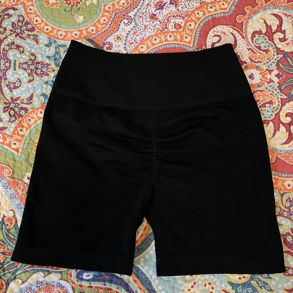 Black Seamless Scrunch Shorts